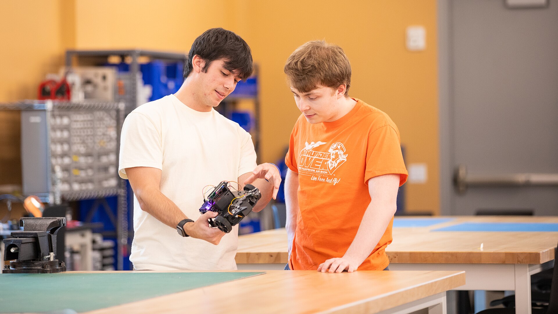 2 students working on a STEM project.