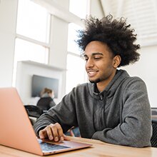 A prosprective student taking a virtual tour