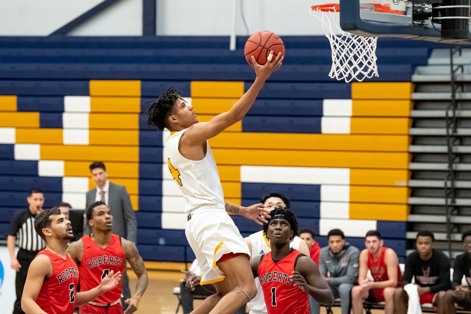 SNHU basketball players